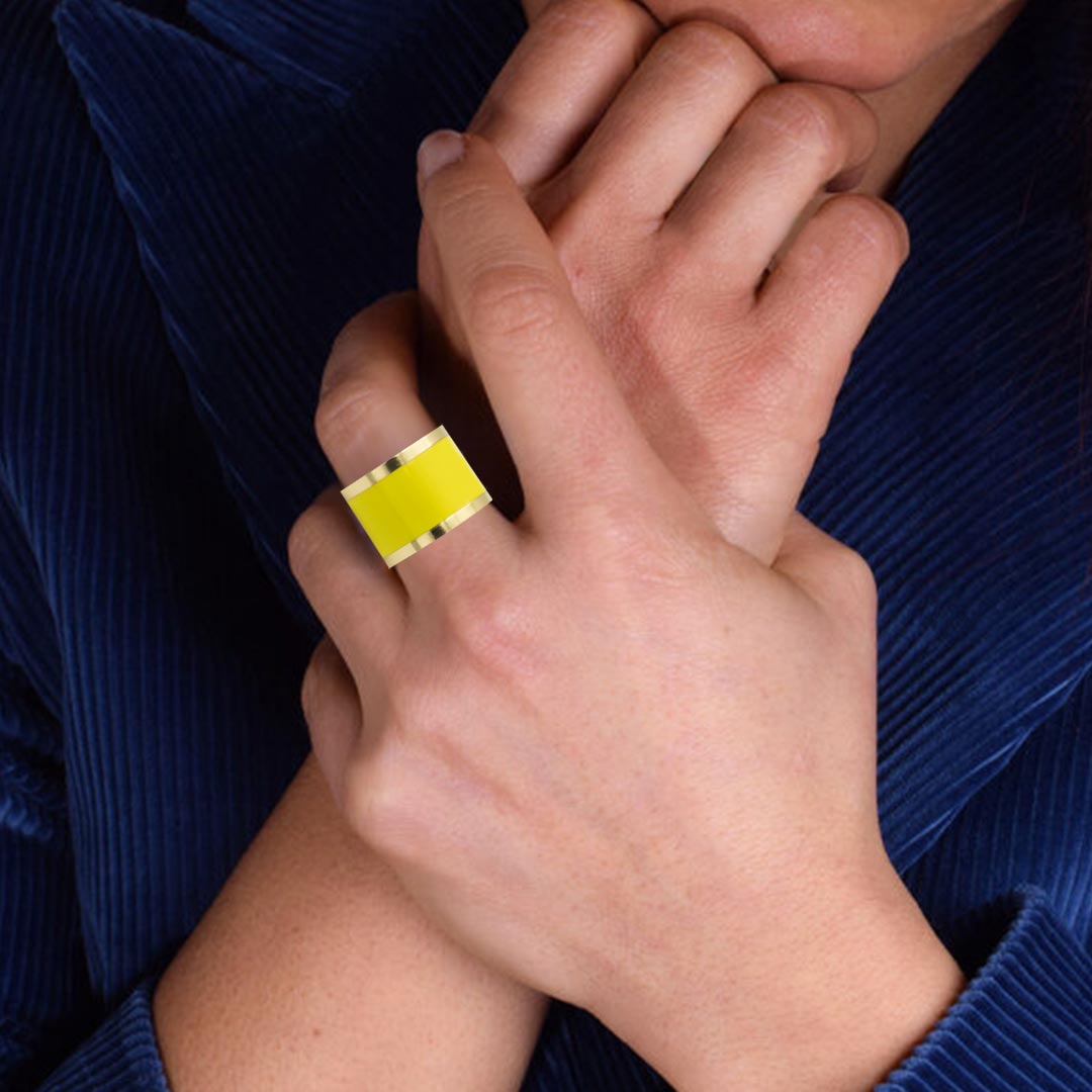anello a fascia francesca bianchi design a smalto colore giallo indossato - via condotti store