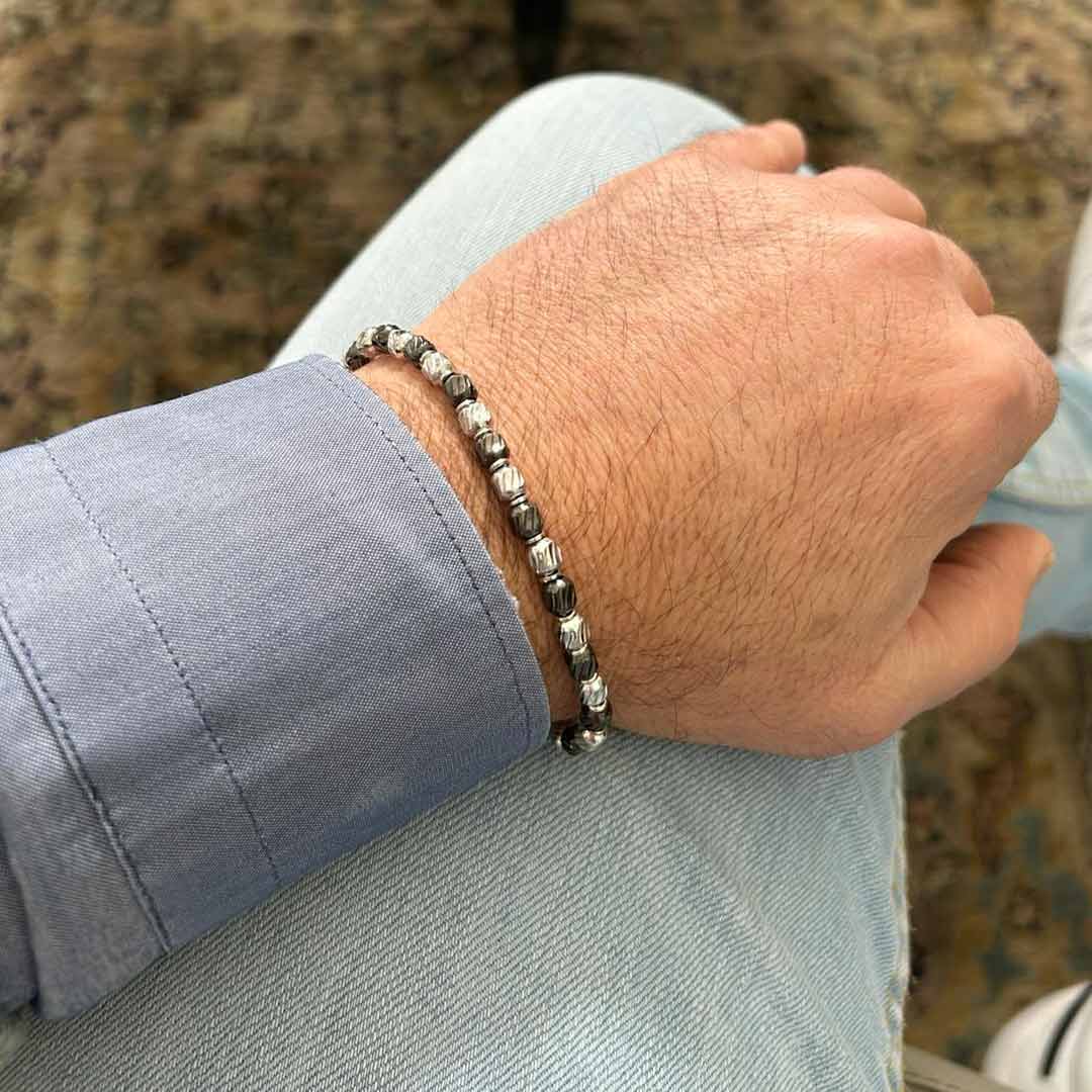 bracciale da uomo in argento rodiato bianco e nero tipo titanio indossato - via condotti store