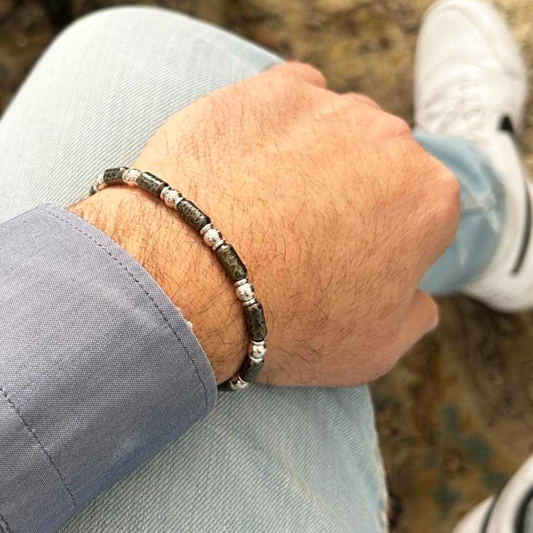 bracciale da uomo a barrette in argento rodiato bianco e nero tipo titanio indossato - via condotti store