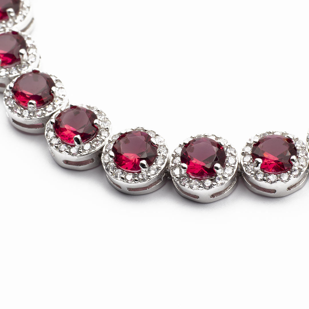 incassatura delle pietre con al centro lo zircone rosso contornato di zirconi bianchi - via condotti store