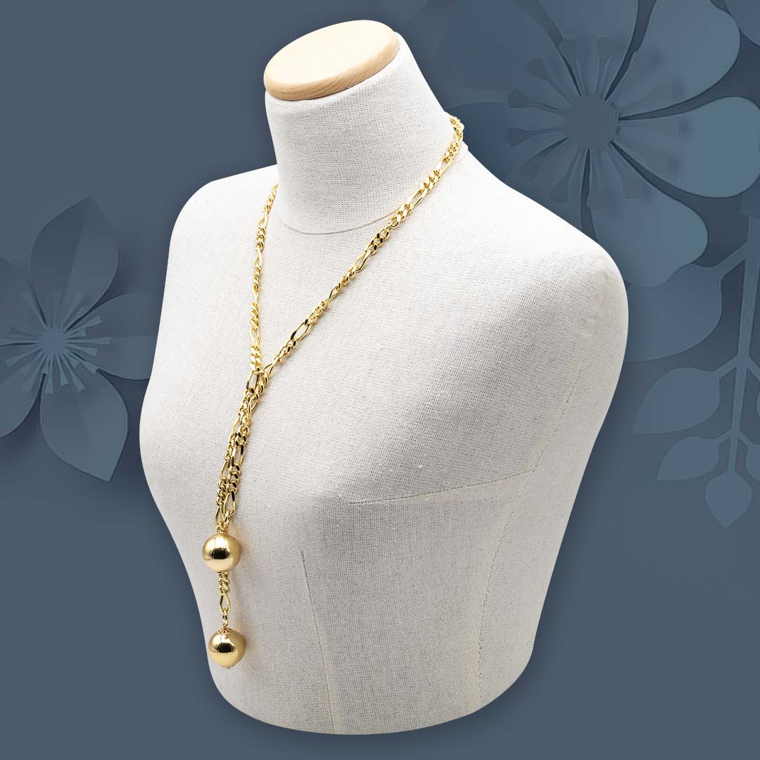 collana lunga con ciondolo a due sfere placcata in oro su manichino - via condotti store