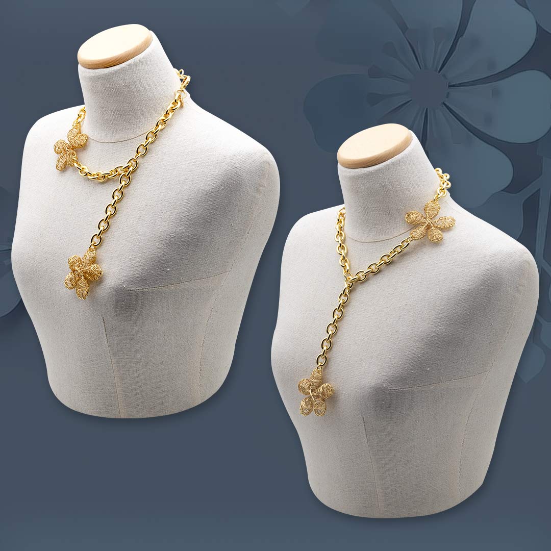 visione della collana con fiori su manichini in due diversi modi di indossarla - via condotti store
