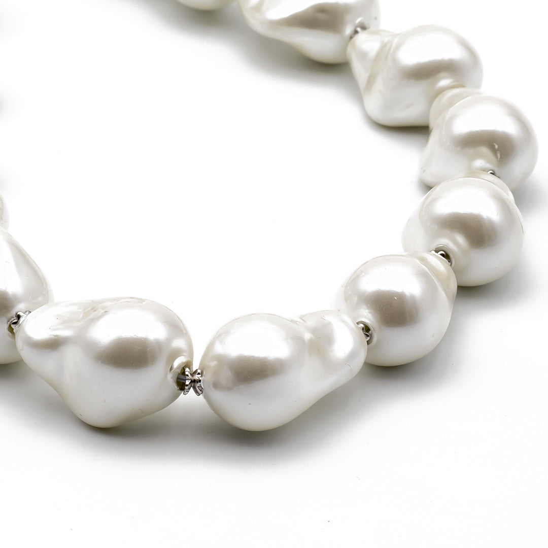 particolare della collana girocollo di perle barocche o scaramazze in madreperla - via condotti store