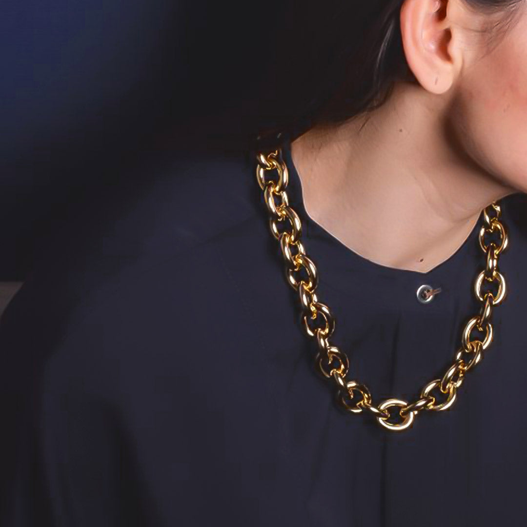 collana indossata da donna con catena a maglia ovale in bronzo placcata oro francesca bianchi design - via condotti store