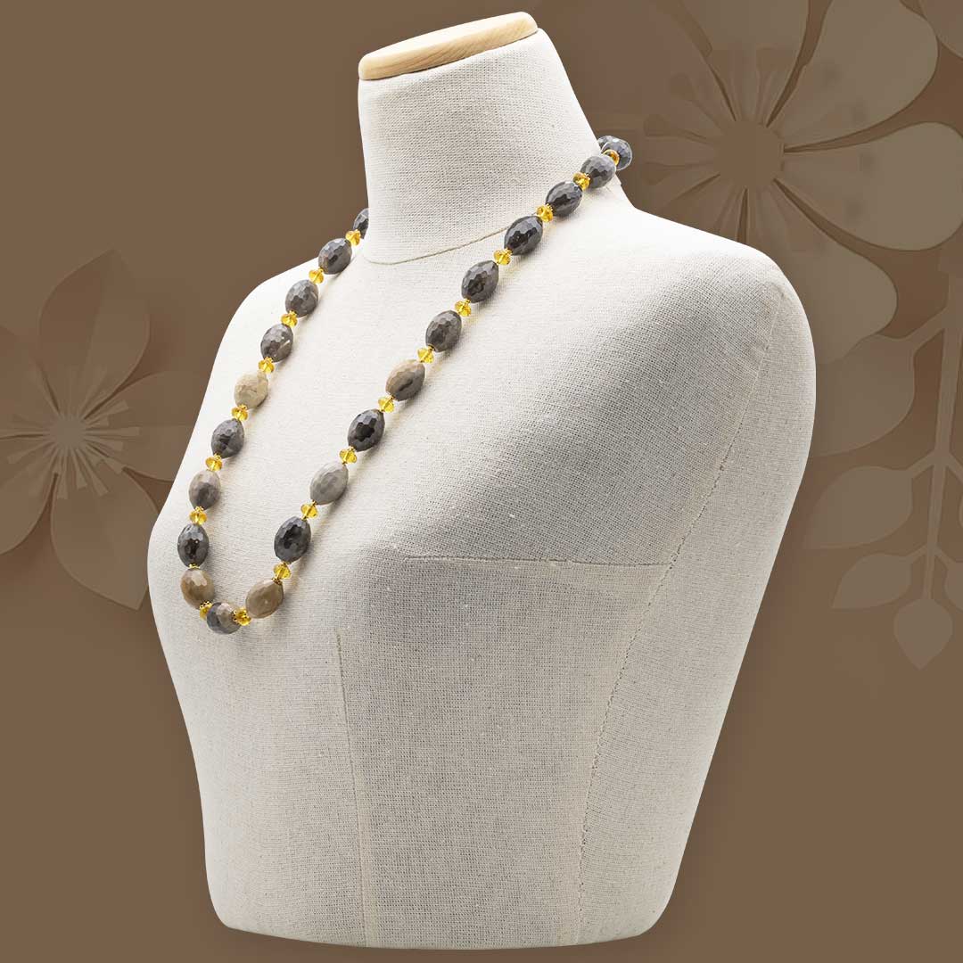 collana in grossularia e quarzo citrino con argento placcato oro indossata da un manichino - via condotti store