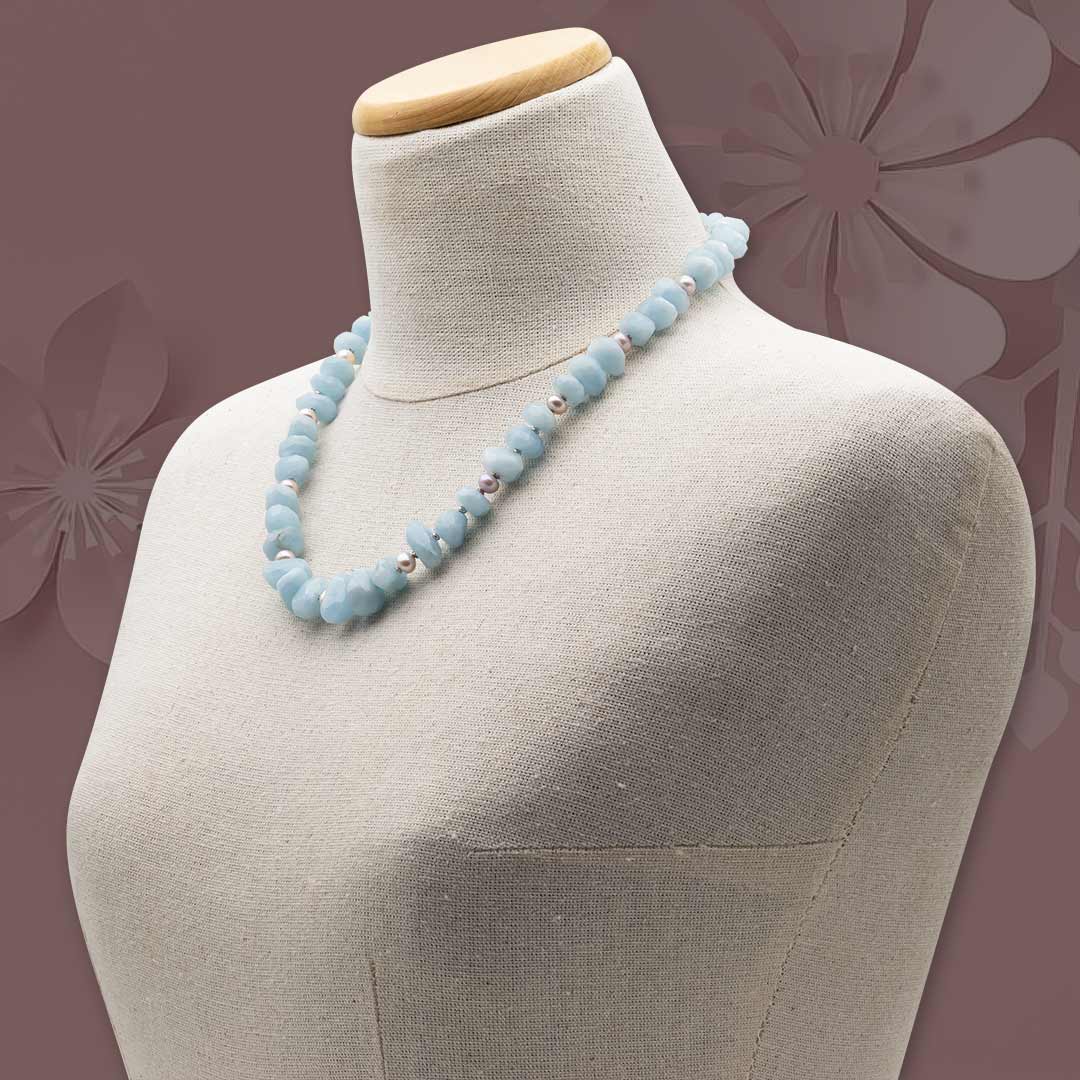 collana pietre dure girocollo con acquamarina e perle in argento indossata su manichino - via condotti store