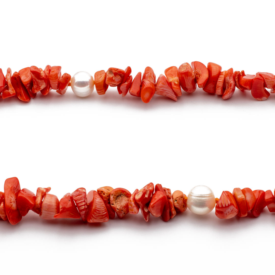 particolare della collana lunga in corallo a rametti e perle - via condotti store