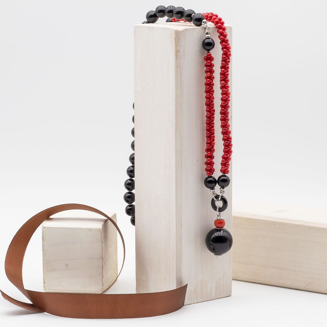 collana lunga in pietre dure e argento rodiato con corallo rosso e onice nero - via condotti store
