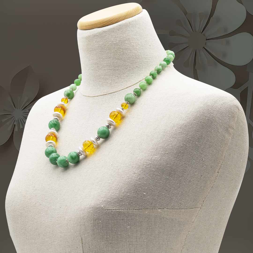collana in giada verde quarzo citrino e perle in argento 925 indossata da un manichino - via condotti store