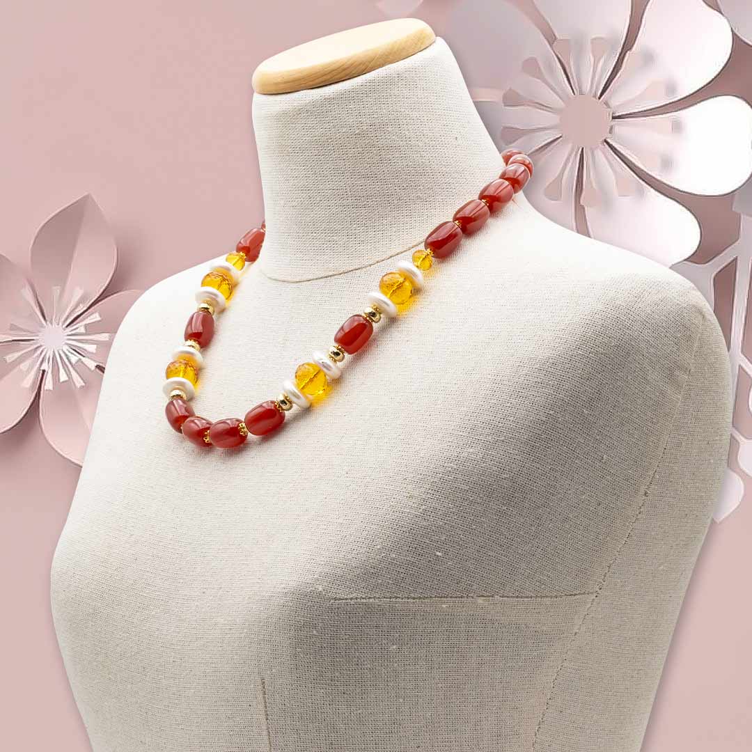 collana in pietre dure naturali e argento corniola citrino e perle su manichino - via condotti store