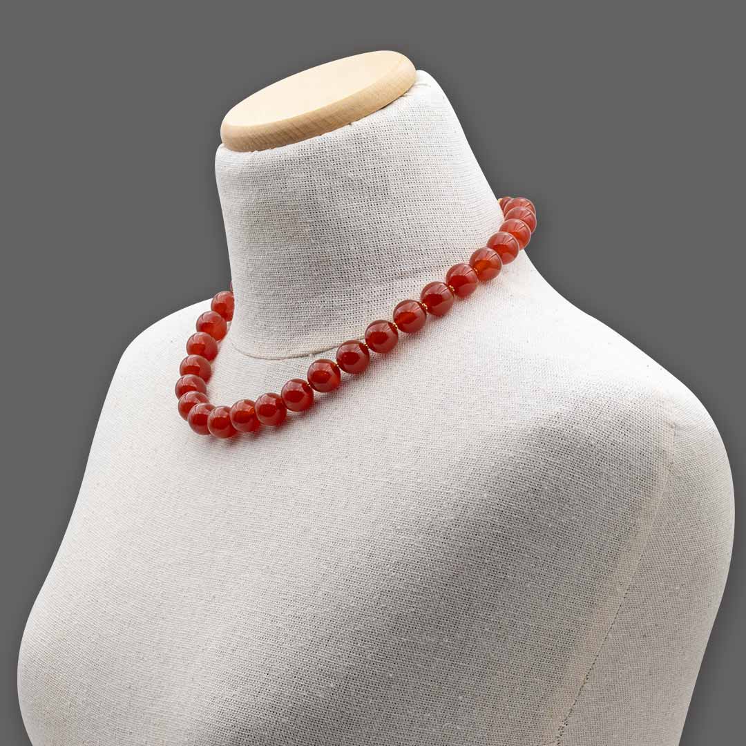 collana girocollo in corniola e argento placcato oro indossata da un manichino - via condotti store