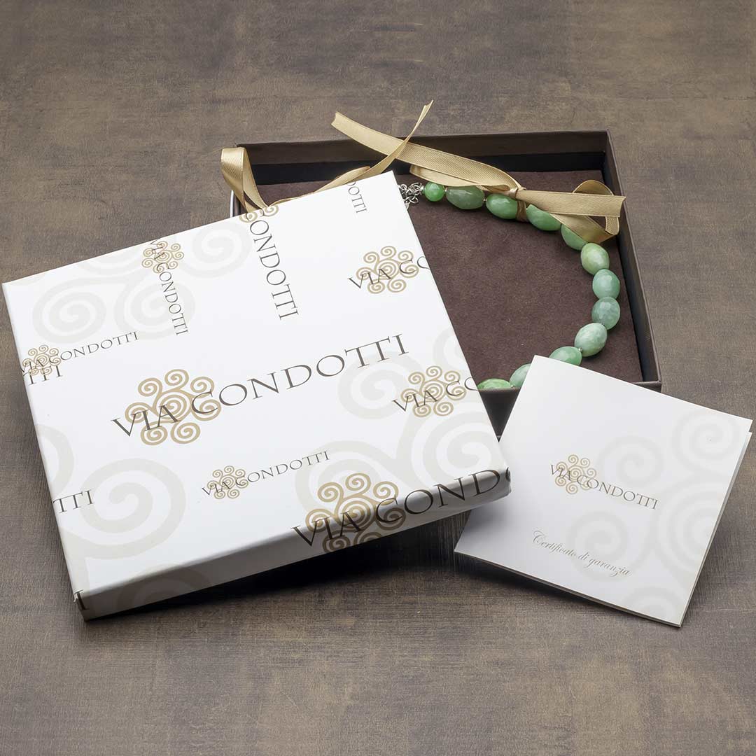 confezione regalo con scatola e garanzia della collana in pietre dure di giada - via condotti store