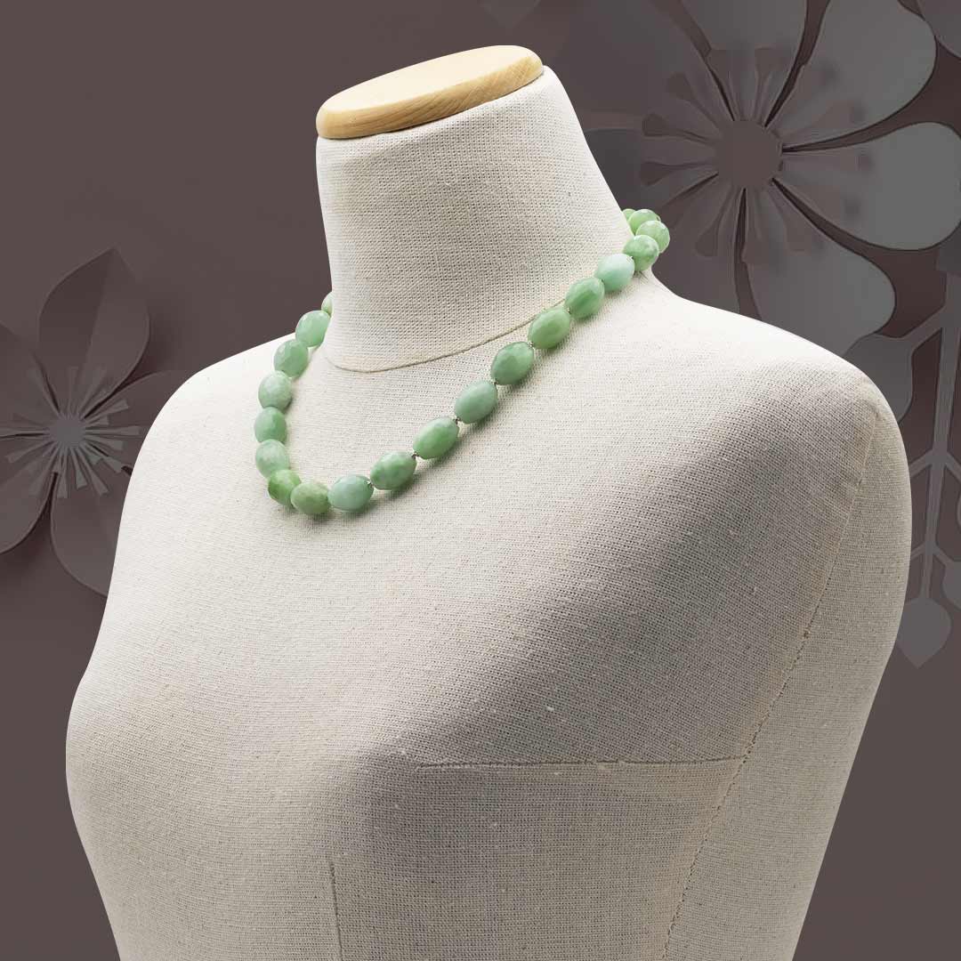 collana in pietre dure con giada burma verde indossata da manichino - via condotti store
