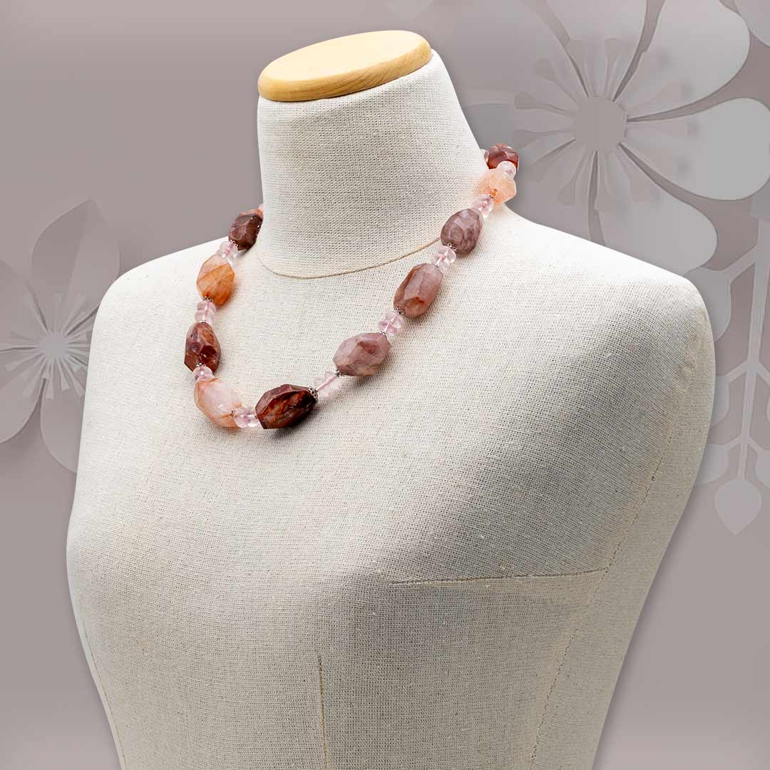 collana in quarzo rosso e quarzo rosa con argento 925 indossata su un manichino - via condotti store