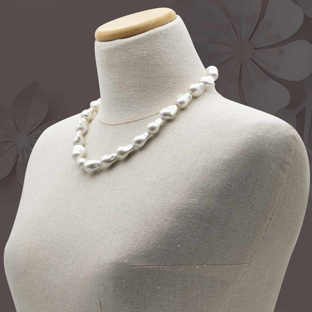 collana girocollo di perle barocche o scaramazze in madreperla indossata da un manichino - via condotti store