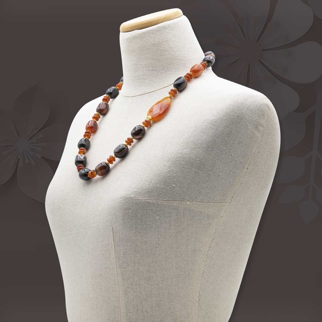 collana in agata variegata e corniola con argento placcato oro indossata da un manichino - via condotti store
