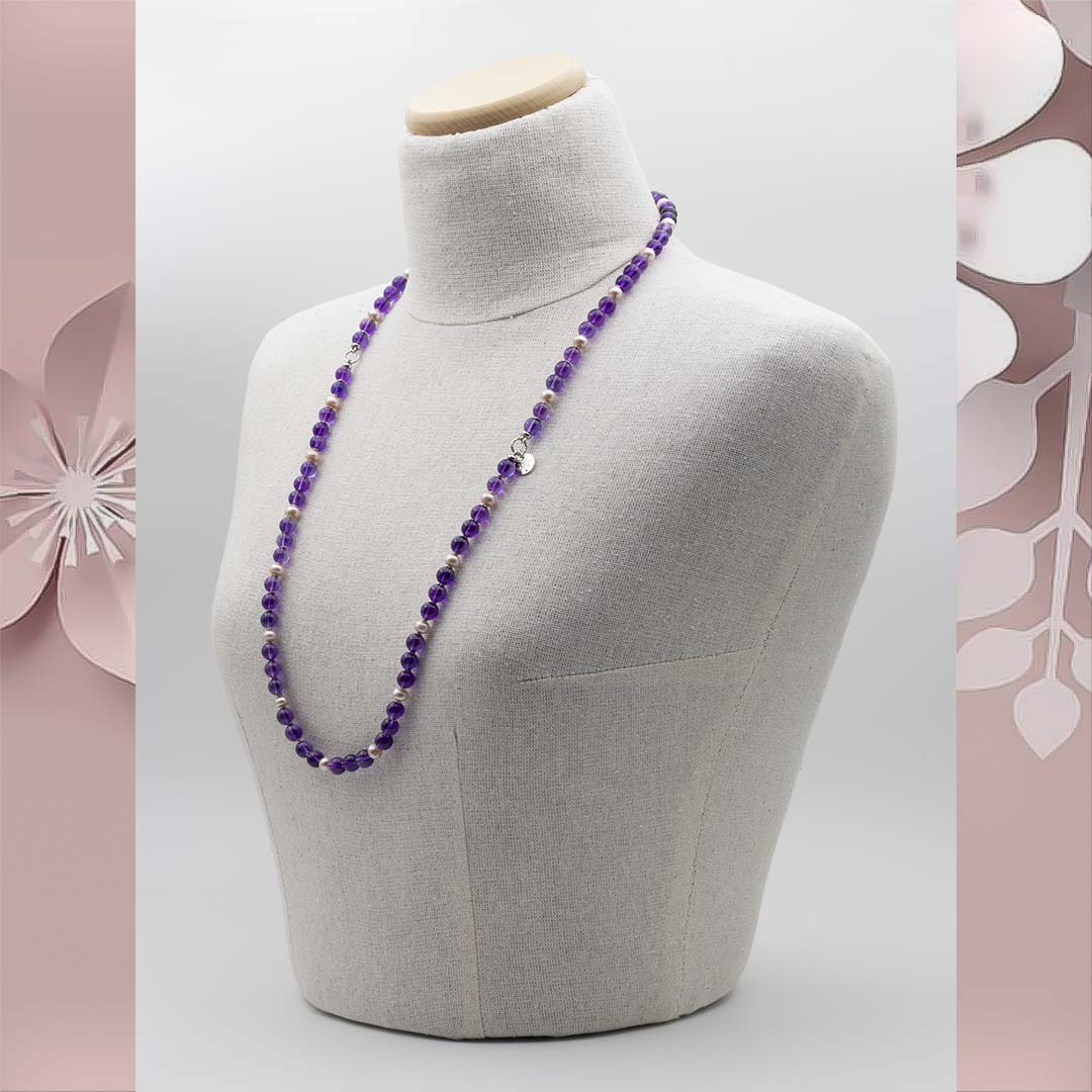 Collana lunga 80 cm con ametista e perle in argento 925 rodiato su manichino - via condotti store
