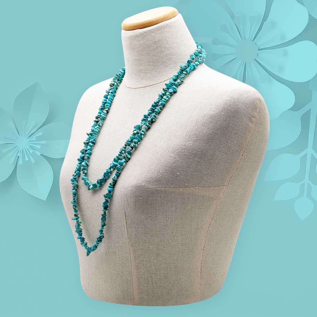 collana lunga 160 centimetri in howlite colore turchese a pepite grezze su manichino - via condotti store