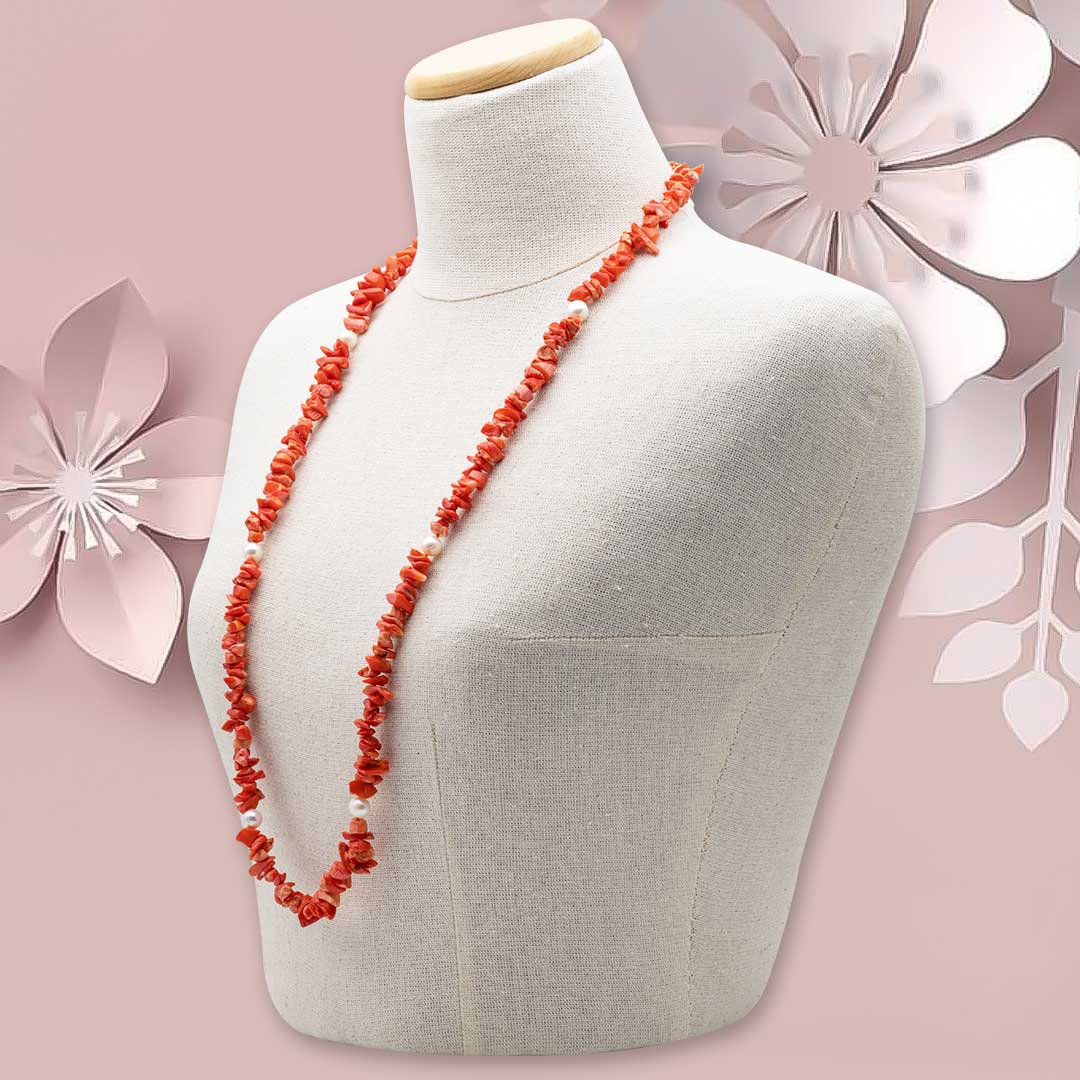 collana lunga in corallo a rametti e perle su manichino - via condotti store