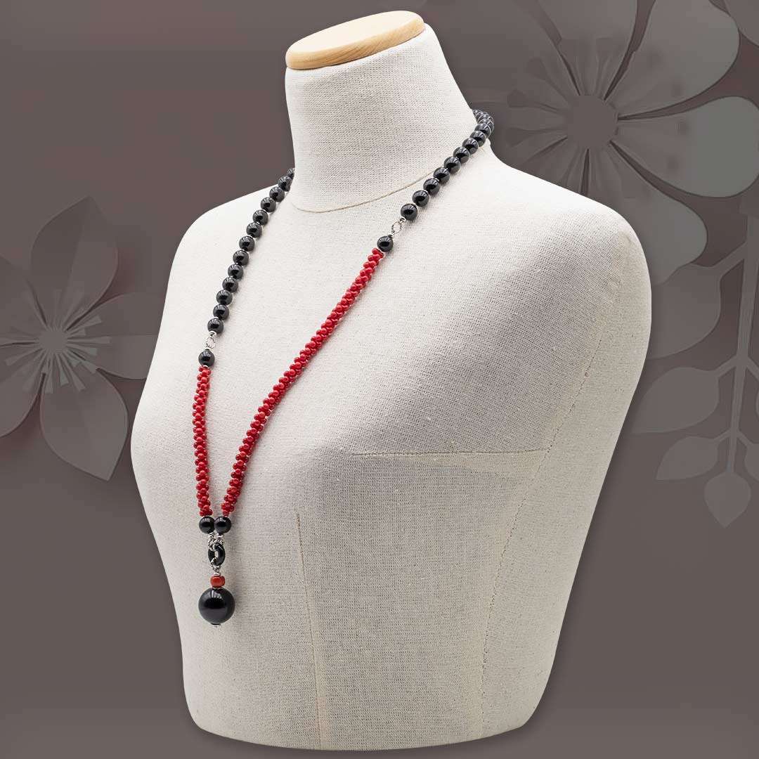 collana lunga in pietre dure e argento rodiato con corallo rosso e onice nero indossata da un manichino - via condotti store