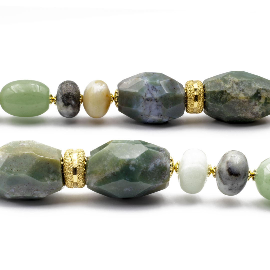 particolare della collana lunga 90 cm in pietre dure toni del verde - via condotti store