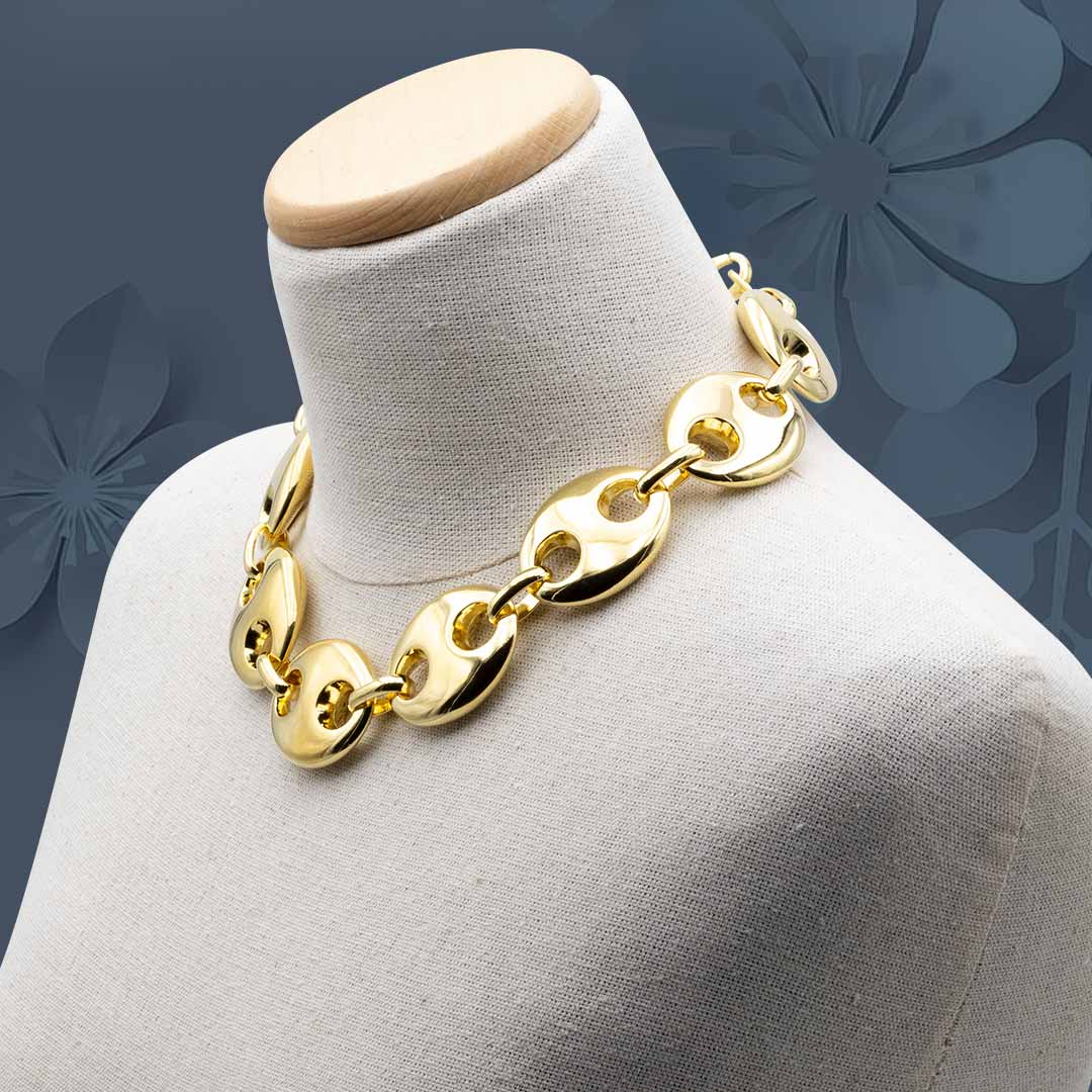 collana girocollo con maglia marinara placcata in oro su manichino - via condotti store