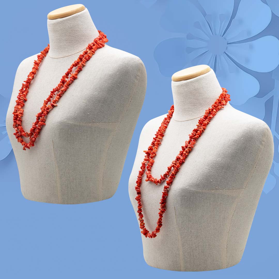 stessa collana indossata in stile diverso su due manichini - via condotti store