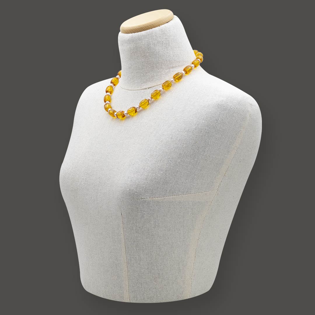 collana in quarzo citrino e perle con argento placcato oro su manichino - via condotti store