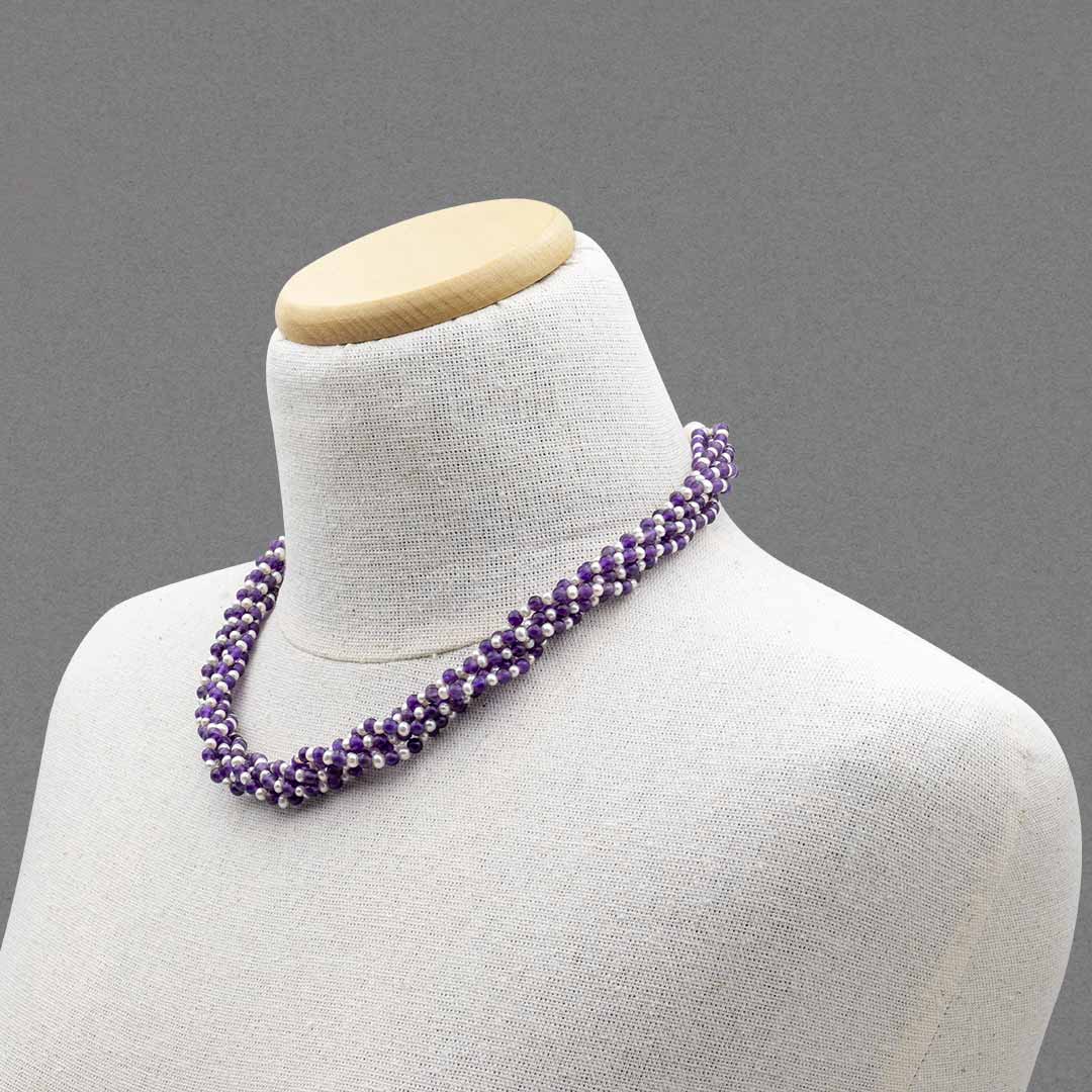 collana in ametista e perle su manichino - via condotti store