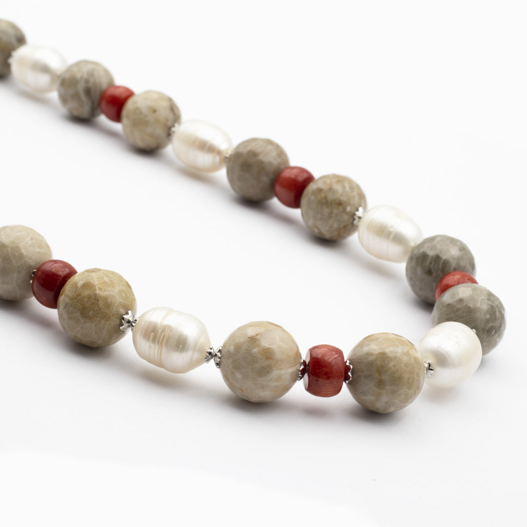particolare delle pietre della collana - via condotti store