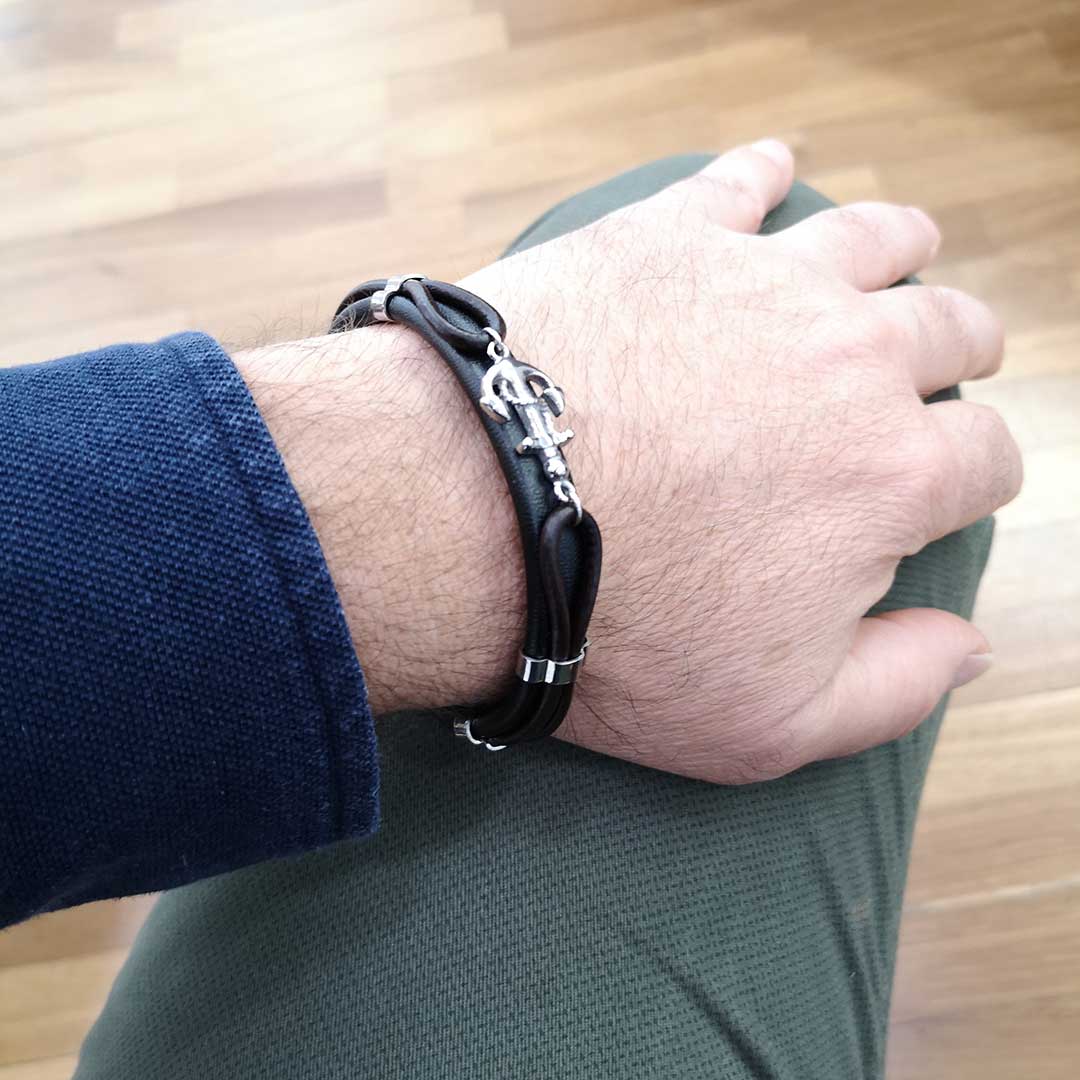 Bracciale indossato uomo con ancora marina in acciaio e pelle - via condotti store