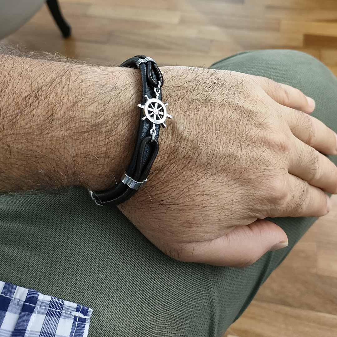 Bracciale indossato da uomo con timone marino in acciaio e pelle - via condotti store