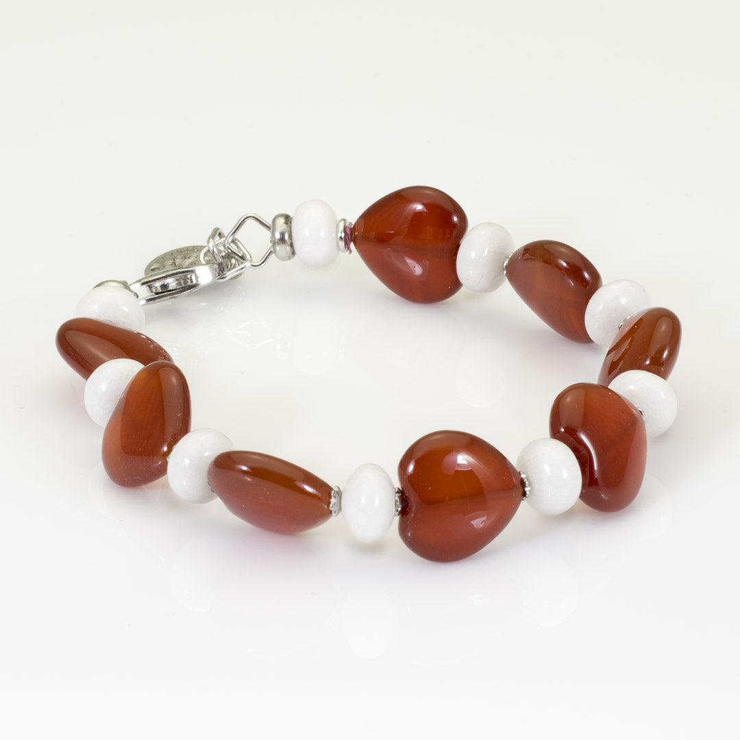 Bracciale in argento rodiato con cuori di corniola e giada bianca - via condotti store