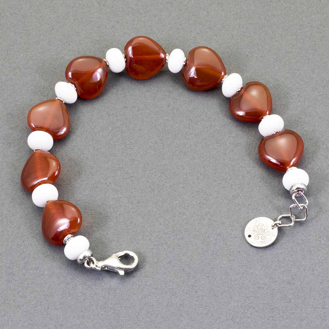Bracciale in argento rodiato con cuori di corniola e giada bianca - via condotti store