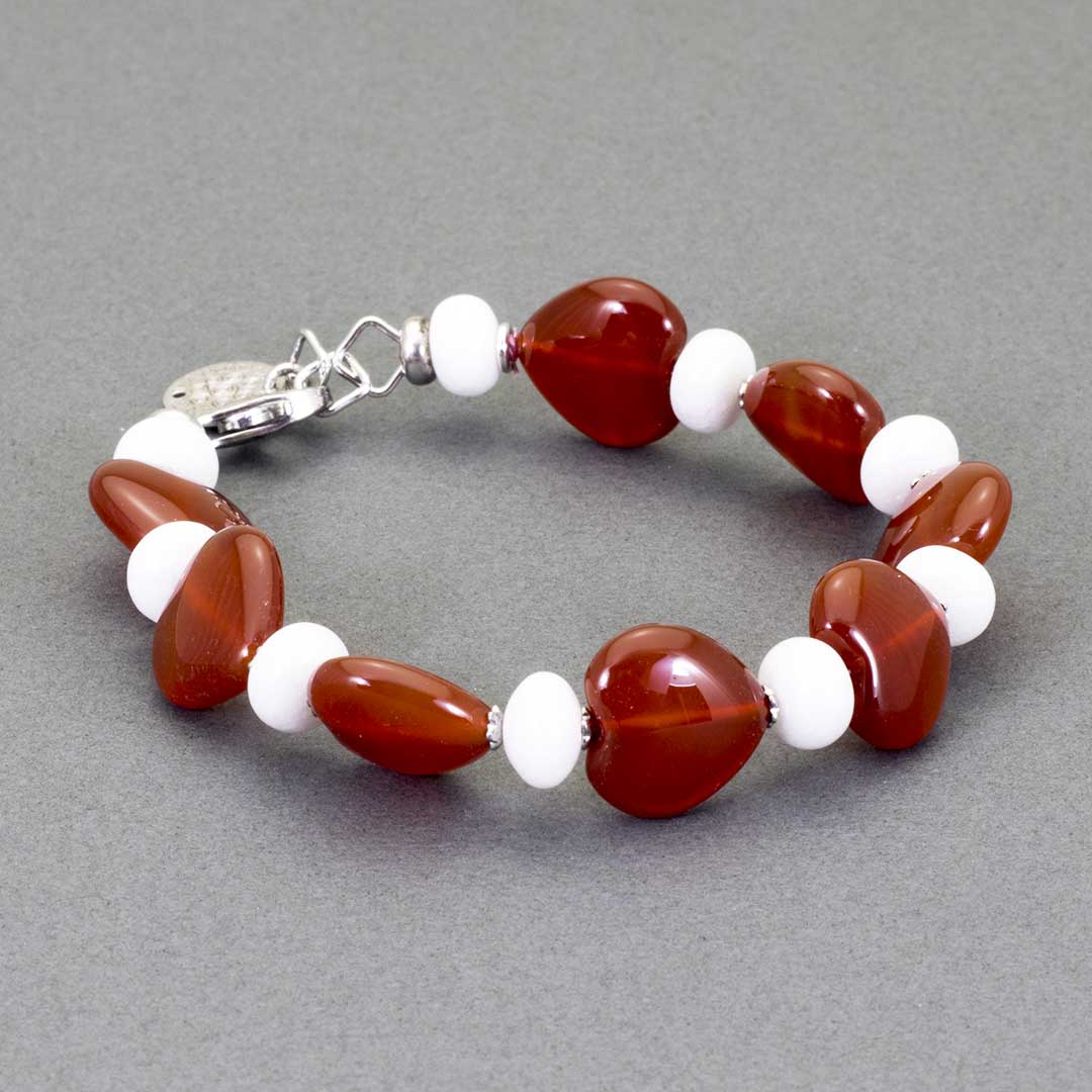 Bracciale in argento rodiato con cuori di corniola e giada bianca - via condotti store