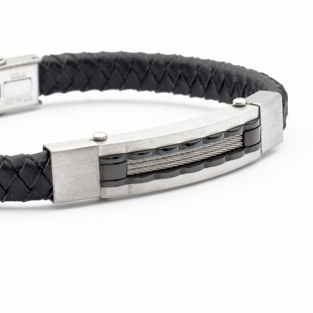 bracciale da uomo in pelle nera intrecciata e piastra con cavetti in acciaio satinato - via condotti store
