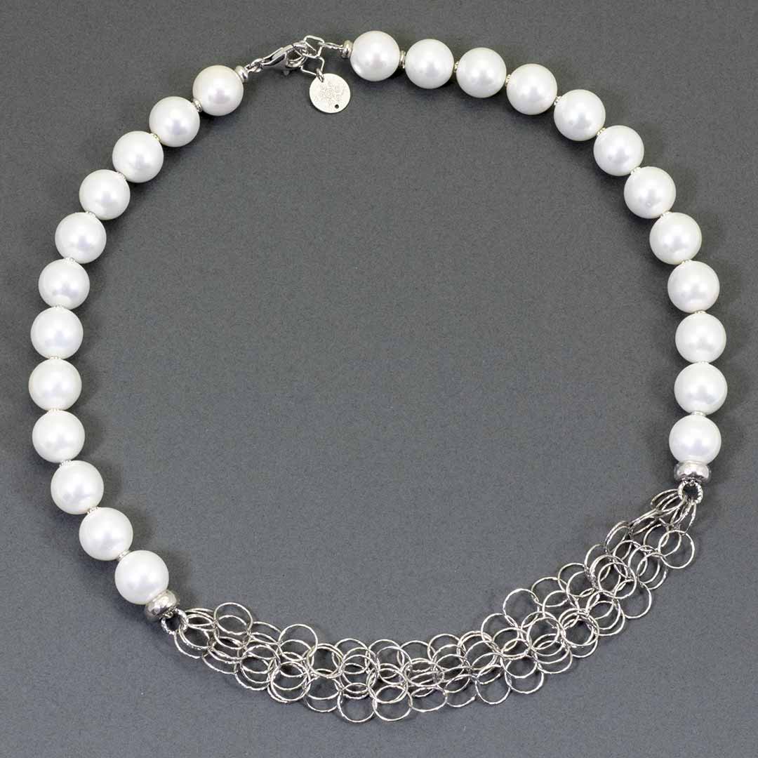 Collana in pietre dure e argento con perle shell bianche - via condotti store
