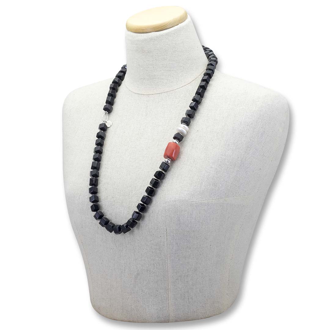 collana su manichino in pietre dure e argento 925 con onice, corallo e perle - via condotti store