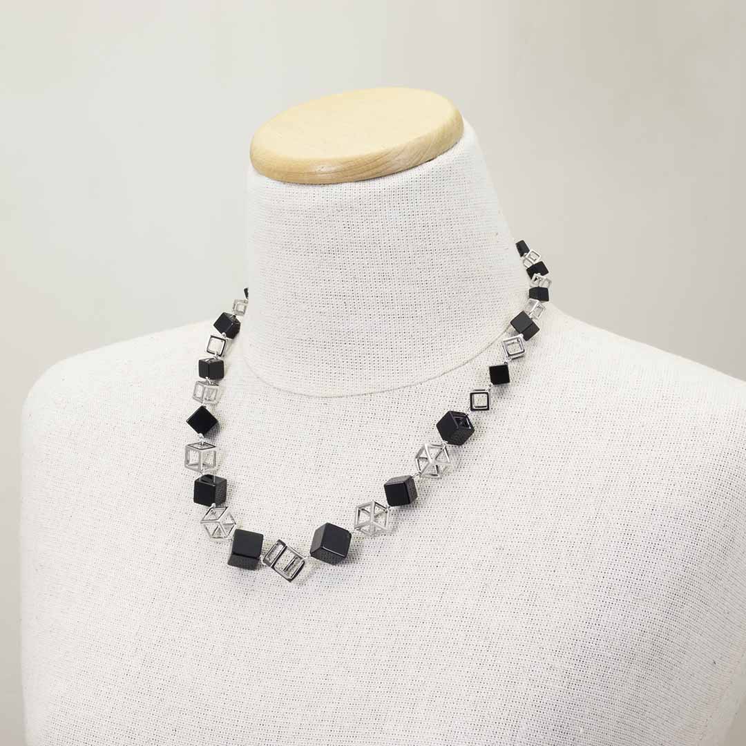 Collana in Argento rodiato e cubi in Onice - via condotti store