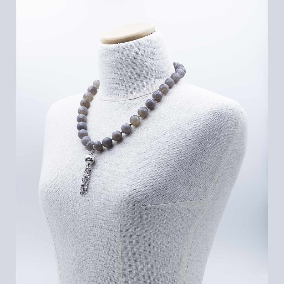 collana in onice grigio con ciondolo in argento 925 rodiato su manichino - via condotti store