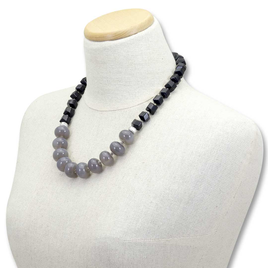 collana pietre dure e argento 925 rodiato con onice nero e grigio indossata da manichino - via condotti store