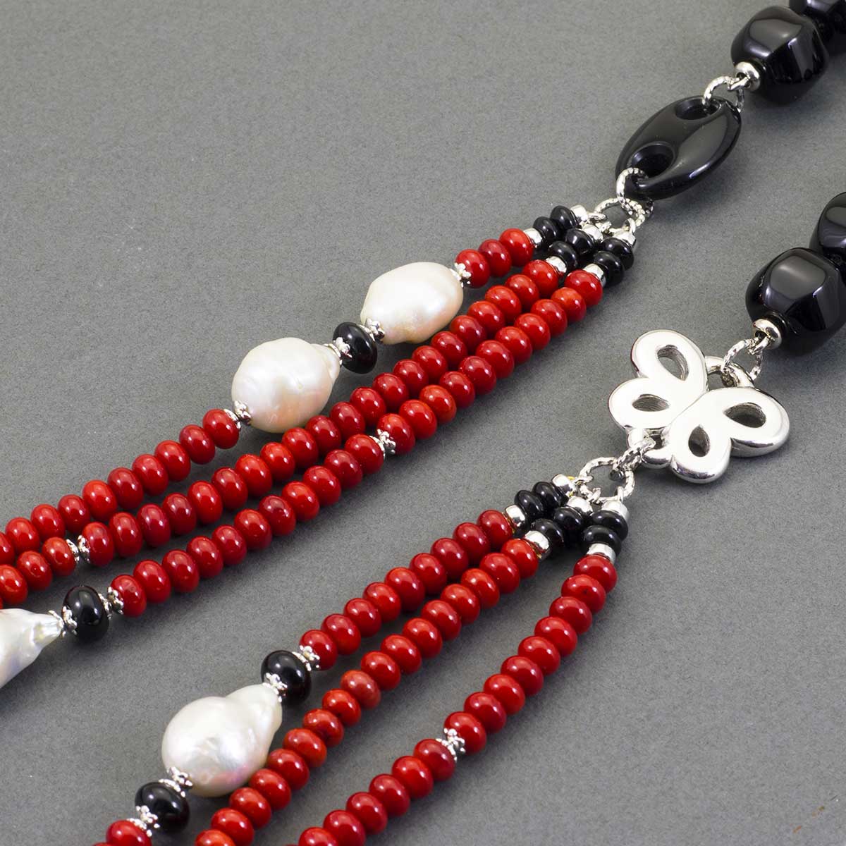 Collana in Argento e pietre dure con Corallo, Onice e Perle scaramazze - via condotti store