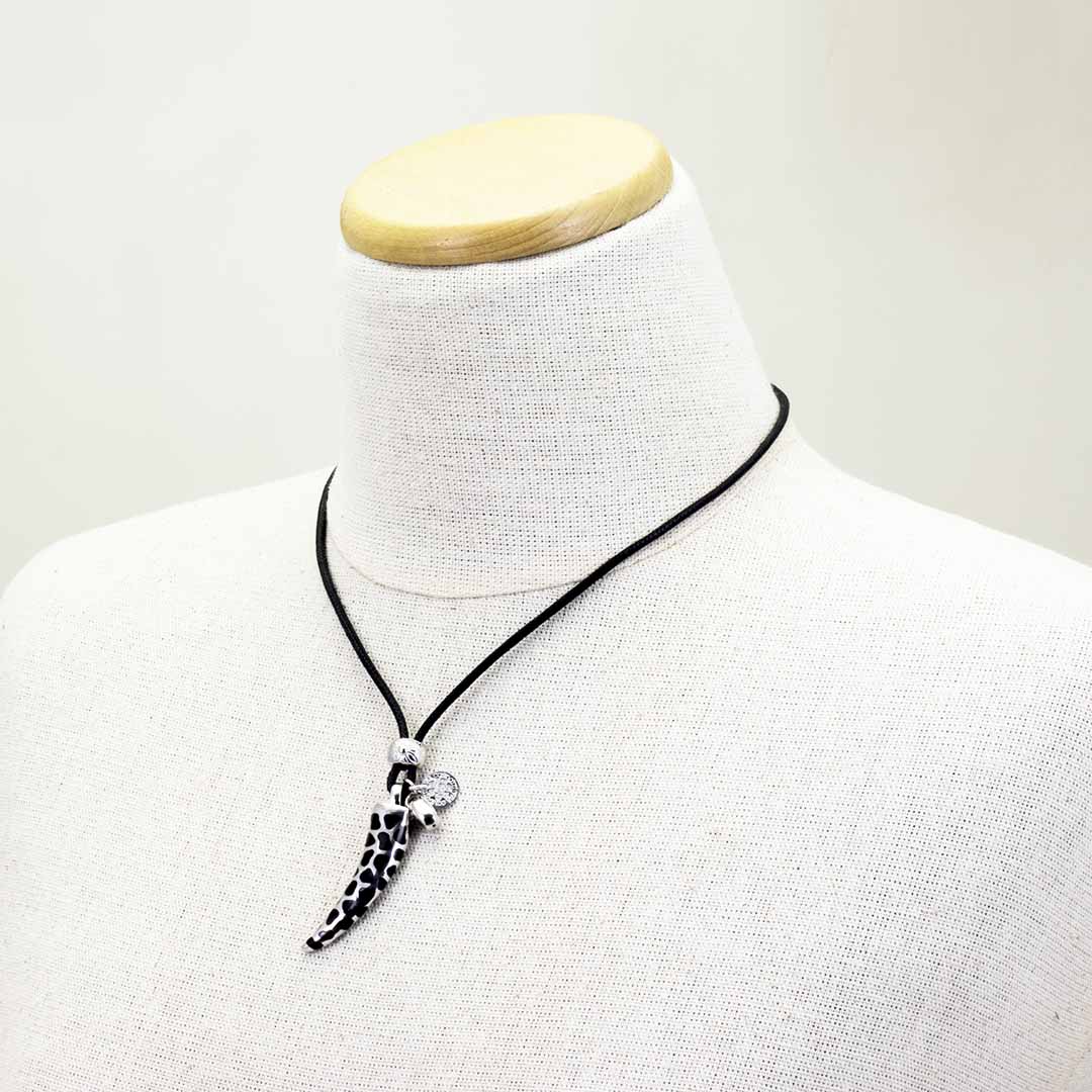 Collana in corda nera con corno in Argento e Resina - via condotti store