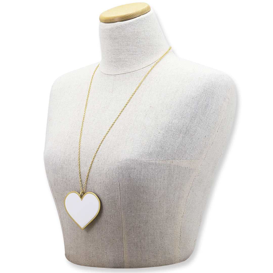 collana da donna francesca bianchi design con catena e pendente a cuore bianco placcato oro su manichino - via condotti store