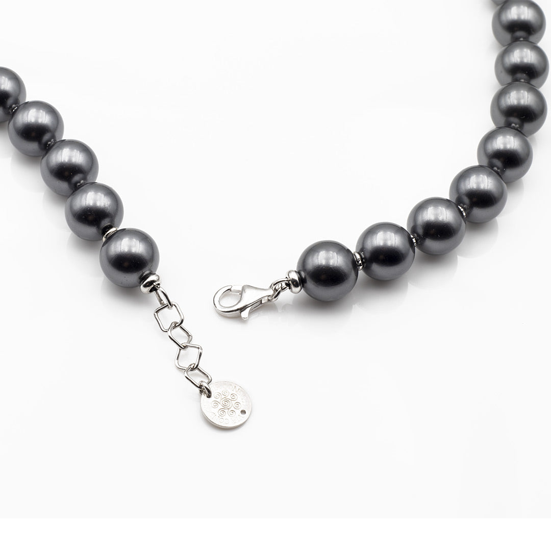 chiusura regolabile della collana in perle grigie e dorata al centro con argento 925 - via condotti store