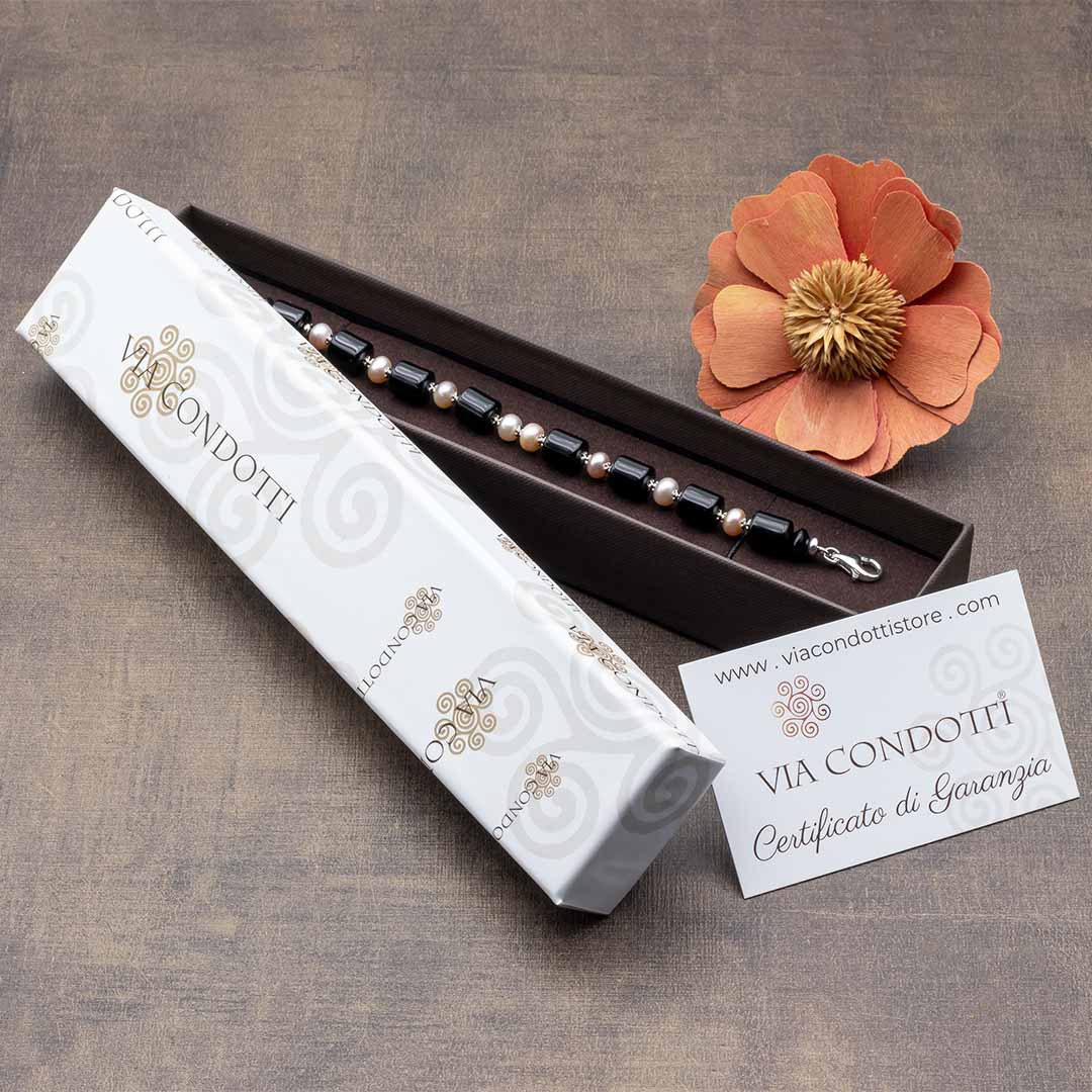 astuccio con all'interno il bracciale e garanzia di via condotti store