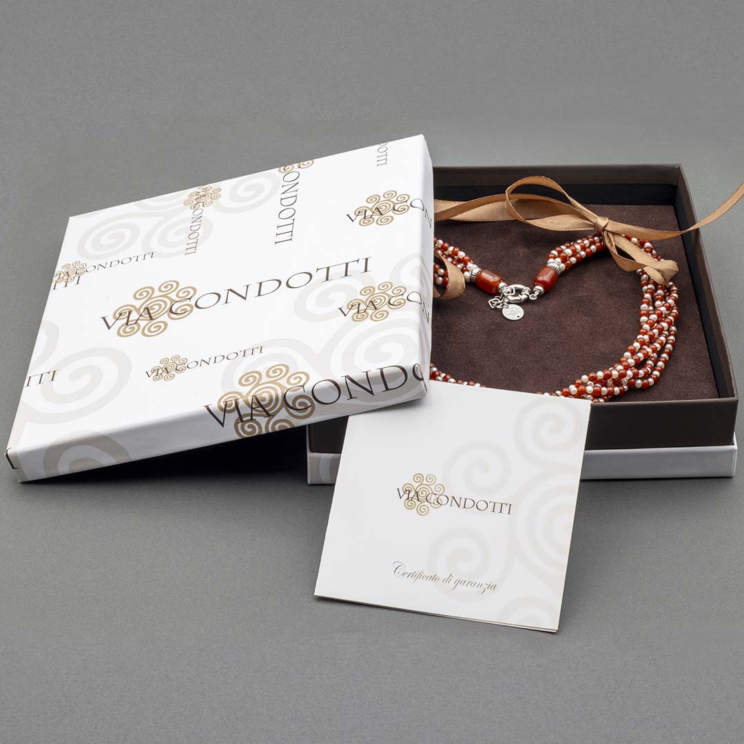 confezione regalo con astuccio e garanzia della collana in perle e corniola - via condotti store