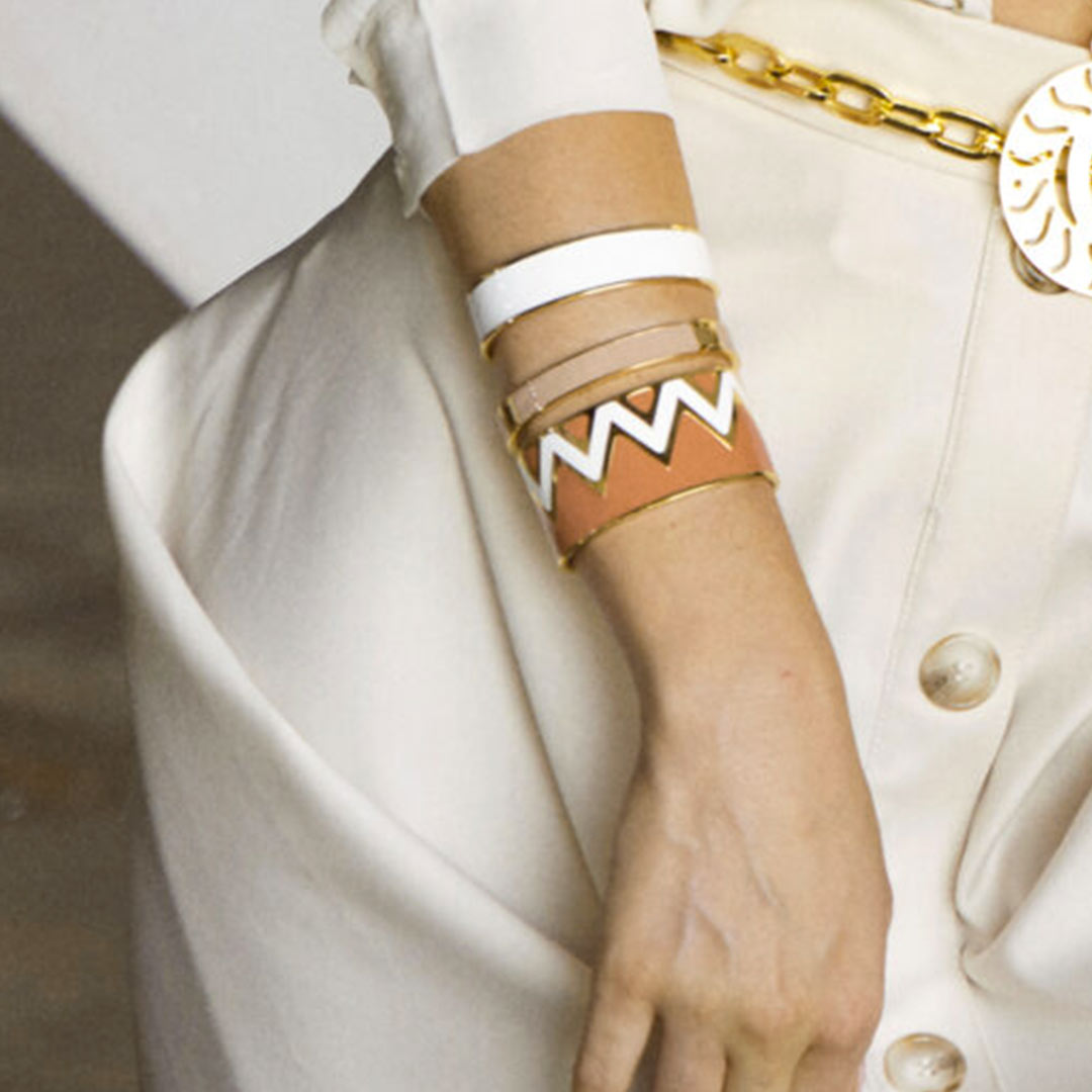 bracciale indossato smaltato a mano marrone cammello e bianco Francesca Bianchi Design - via condotti store