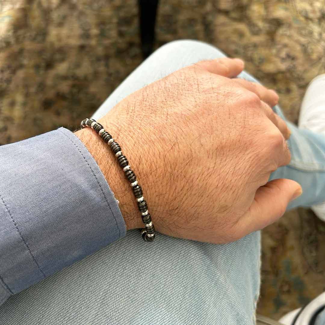  bracciale da uomo in argento con rondelle tipo titanio indossato - via condotti store