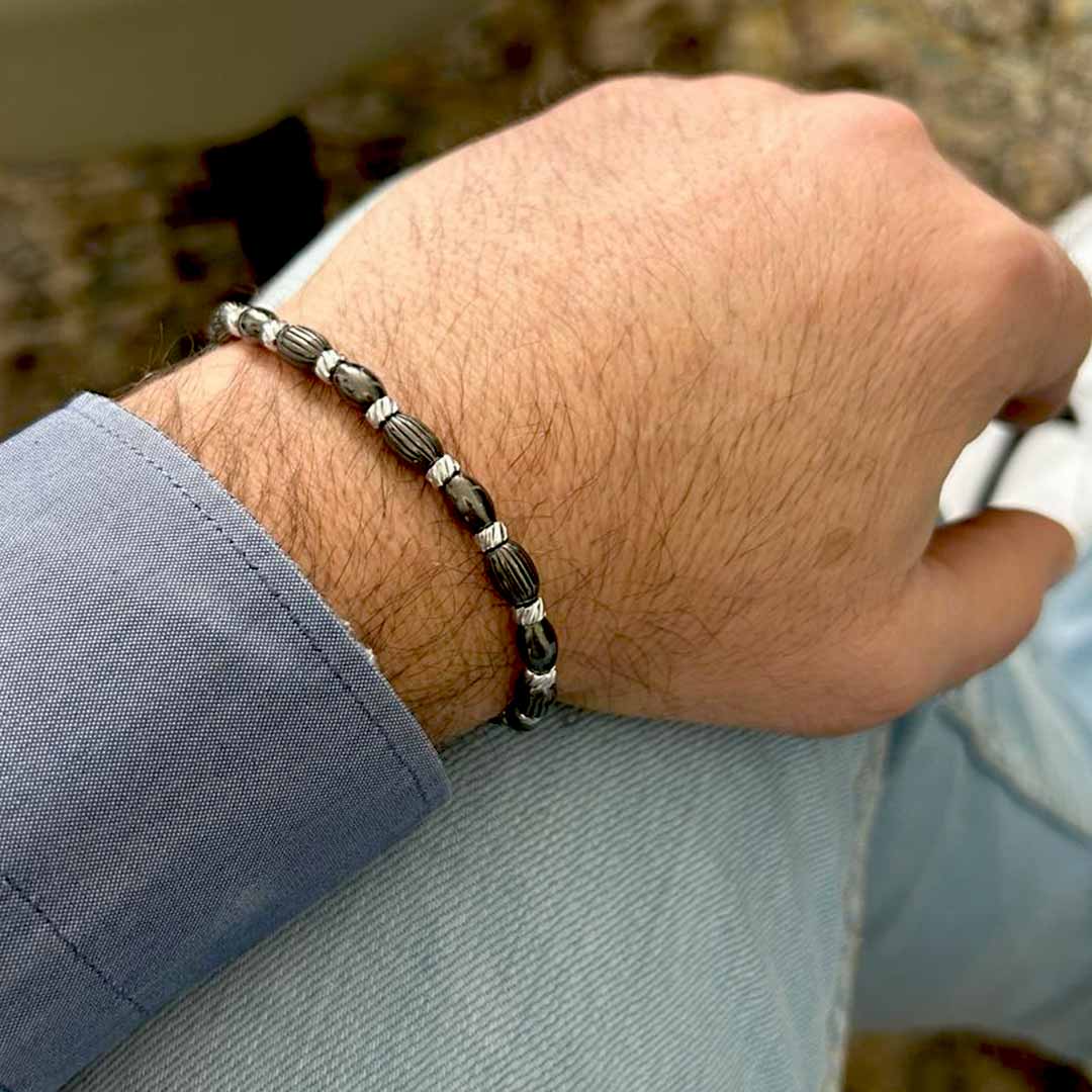 bracciale da uomo in argento con ovali tipo titanio indossato - via condotti store